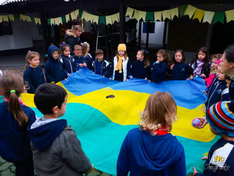 Futebol de lençol anima alunos do Pré I e II do Imi