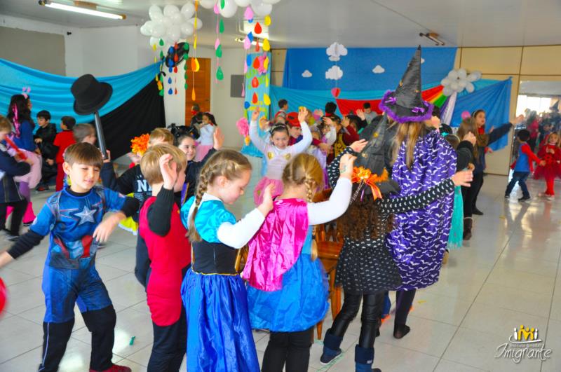 Festa a Fantasia: alunos do Imi tem dia de princesas e super-heróis