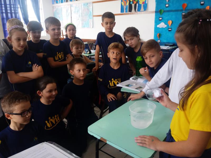 Experimento sobre o ar é produzido na aula de Ciências do 3º ano I