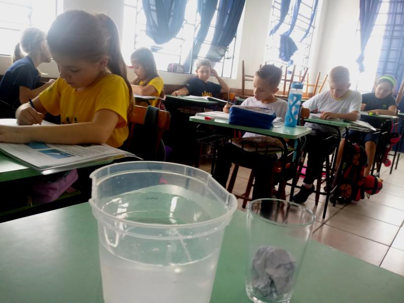 Experimento sobre o ar é produzido na aula de Ciências do 3º ano I