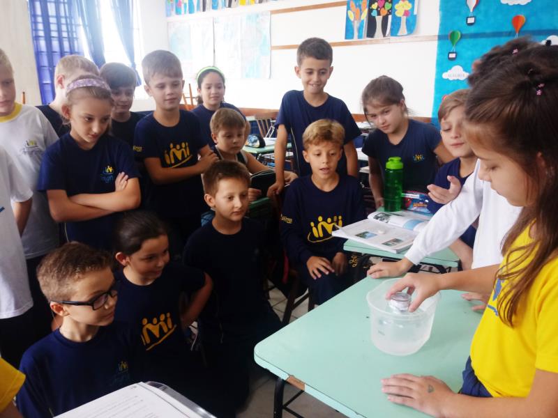 Experimento sobre o ar é produzido na aula de Ciências do 3º ano I