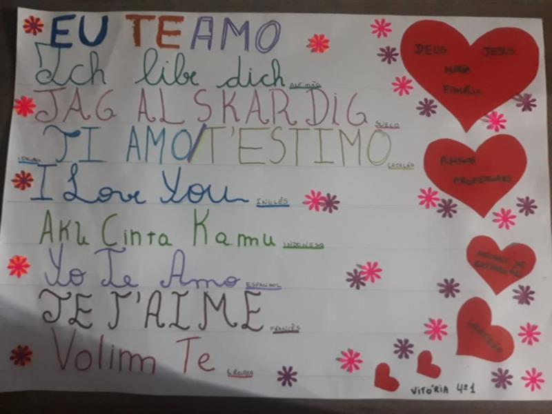 Painel do “EU TE AMO”: alunos do 4º ano criam painéis inspirados no muro do “Eu te amo” localizado em Paris e demonstram seu amor