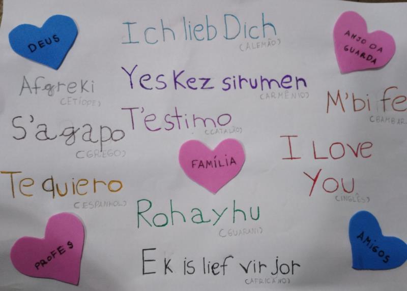 Painel do “EU TE AMO”: alunos do 4º ano criam painéis inspirados no muro do “Eu te amo” localizado em Paris e demonstram seu amor