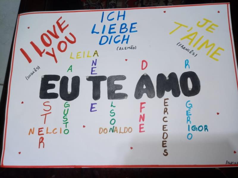Painel do “EU TE AMO”: alunos do 4º ano criam painéis inspirados no muro do “Eu te amo” localizado em Paris e demonstram seu amor