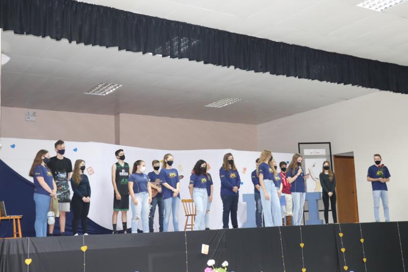 Documentário estudantil: pequenas ações que aquecem o coração: 9º ano II produz documentário buscando dar visibilidade à Liga Feminina de Combate ao Câncer de Vera Cruz